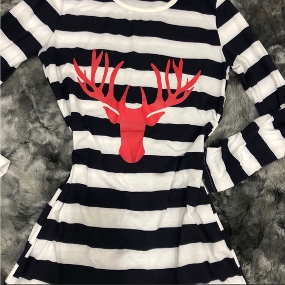 XL long black & white striped Tee w red deer head with antlers, very Christmasy - Picture 2 of 3